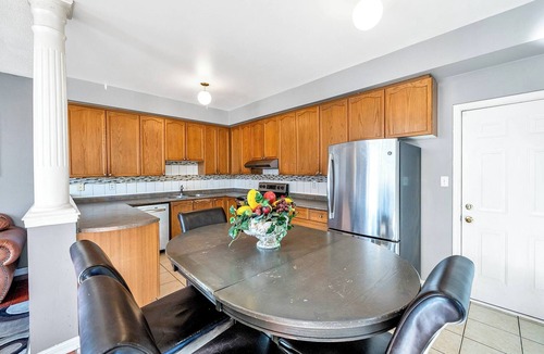 Ajax House | King Bed, 4 TVs, MAJOR INTERNATIONAL SPORTING EVENT Sports Channels And More…