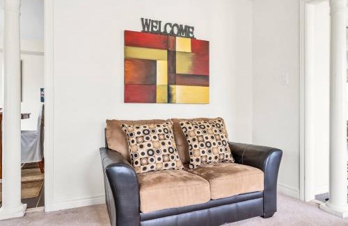 Ajax House | King Bed, 4 TVs, MAJOR INTERNATIONAL SPORTING EVENT Sports Channels And More