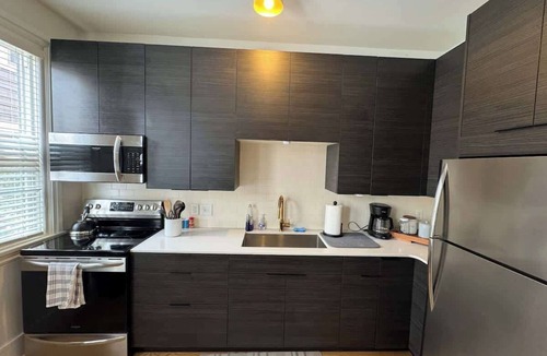 Corn Hill Apartment | King bed Centrally located- Cornhill