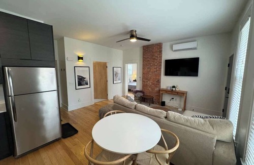Corn Hill Apartment | King bed Centrally located- Cornhill