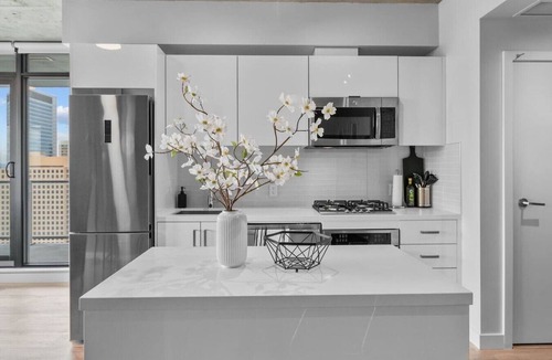 Connaught Apartment | King Bed|DT Views| Mins to Stampede |UG Parking