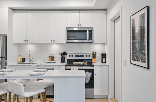 Crescent Heights Apartment | King Bed | Mins to Saddledome | Cgy Tower Views