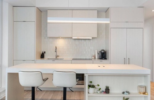 East Village Apartment | King Bed | Mins to Stampede | Cgy Twr View | UG Pk