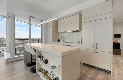 East Village Apartment | King Bed | Mins to Stampede | Cgy Twr View | UG Pk
