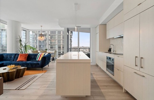 East Village Apartment | King Bed | Mins to Stampede | Cgy Twr View | UG Pk