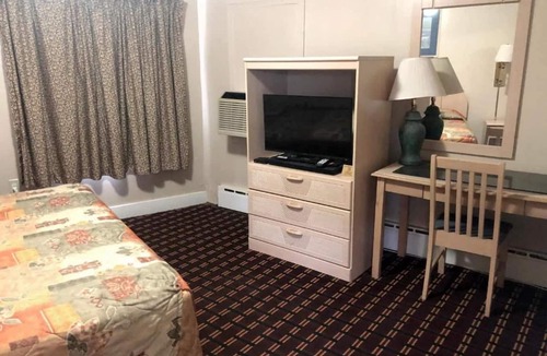 Seneca Falls Hotel | King Bed | Non Smoking