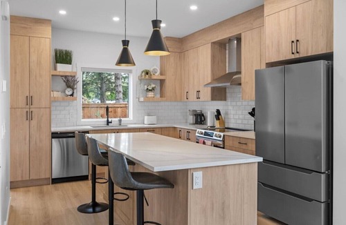 Southwest Calgary Villa | King Bed | Ping Pong | 3BR | Garage | AC |Backyard