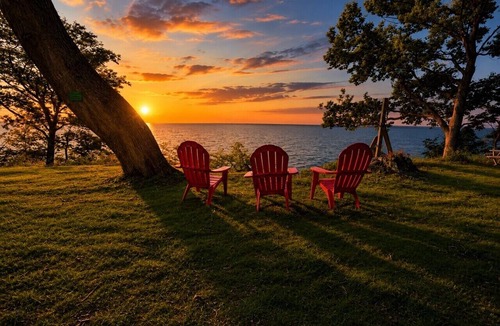 Portland House | King Lakefront Retreat on 7.5 Acres Near Wineries
