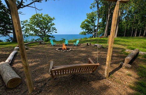 Portland House | King Lakefront Retreat on 7.5 Acres Near Wineries