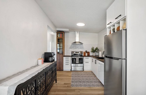 Canyon Meadows House | King Suite | BBQ | Fenced Yard | Canyon meadows