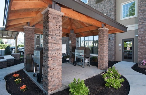 Amherst Condo | King Suite | Free Daily Breakfast. Pool, Hot Tub & Gym Access.