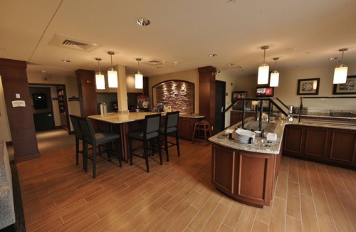 Liverpool Condo | King Suite Near Syracuse University | Free Breakfast + Fitness Center