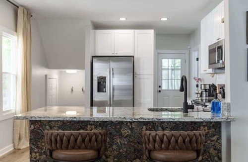 Cleveland House | King Suite - Sleeps 8 - Pet Friendly - Porch