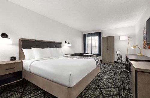 North Olmsted Hotel | La Quinta Inn & Suites by Wyndham Cleveland Airport West