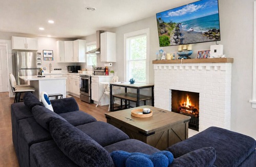 Vermilion House | Lake Erie Coastal Cottage *Under 30m> Cedar Point