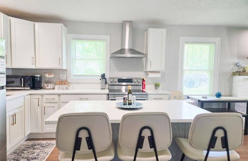 Vermilion House | Lake Erie Coastal Cottage *Under 30m> Cedar Point