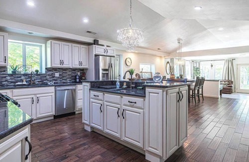 North East House | Lake Erie Compound | Beach | Fire Pit | Hot Tub | Sleeps 18