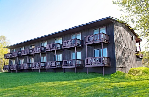 Copper Harbor Apartment | Lake Fanny Hooe Resort - 2 bed with Balcony by RedAwning