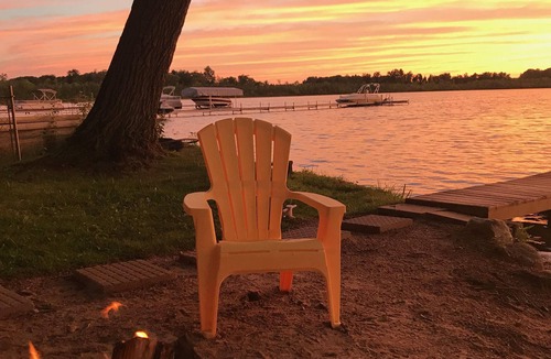 Delton House | Lake House with Sandy Beach and Amazing Sunsets