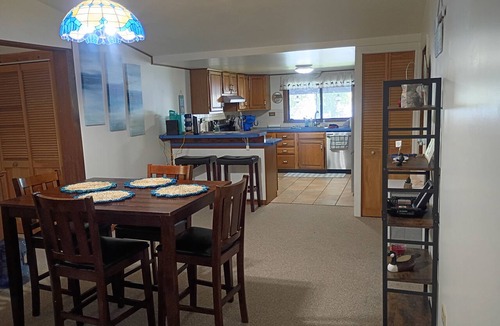 Hamilton House | Lakefront 4 bedroom house 8 minutes from Colgate