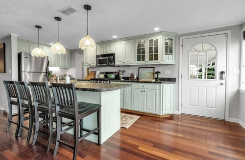 Town of Porter House | Lakefront 5 Bds, sleeps 8 -Blue Waters Cottage