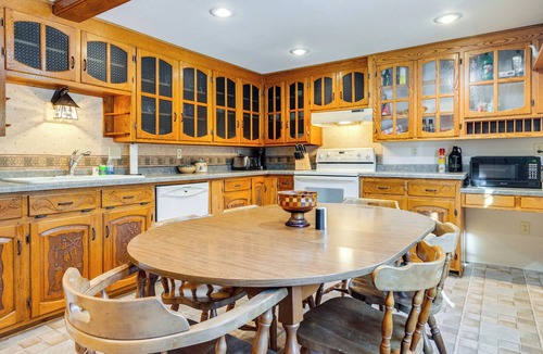 Cecil Cabin | Lakefront Cabin w/Shared Beach in Cecil!