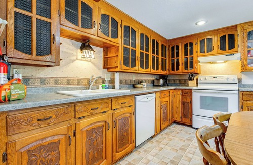 Cecil Cabin | Lakefront Cabin w/Shared Beach in Cecil!