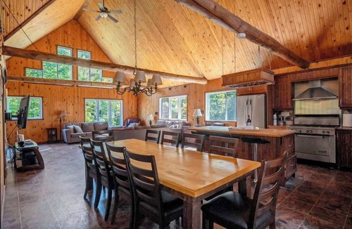 Saint-Raymond Cabin | Lakefront Chalet with Outdoor Kitchen and Hot Tub