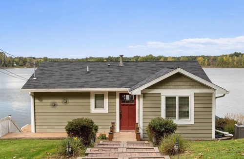 Smyrna Cottage | Lakefront Cottage at Rainbow Lake