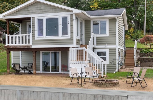 Smyrna Cottage | Lakefront Cottage at Rainbow Lake