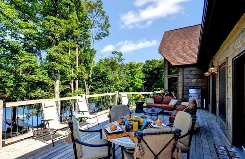 Eagle Lake Cabin | Lakefront Family-Friendly Log Cabin Rental with Private Beach near Ottawa, Ontario