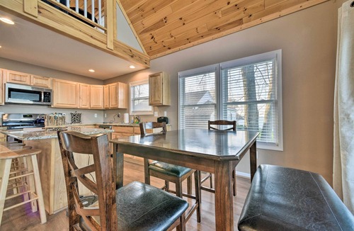 Lexington Cottage | Lakefront Lexington Escape: Steps to Beach!