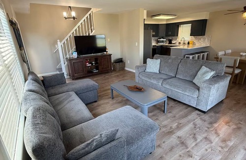 Gypsum Apartment | Lakefront Lodge + Sleeps 12 + Bay Views + Hot Tub