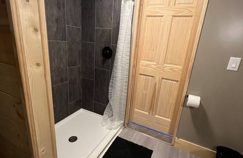 Gypsum Apartment | Lakefront Lodge + Sleeps 12 + Bay Views + Hot Tub