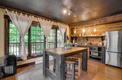 Cantley Apartment | Lakefront Loft 3,Retreat | Fireplace, Hot Tub & Paddleboards | Sleeps 4