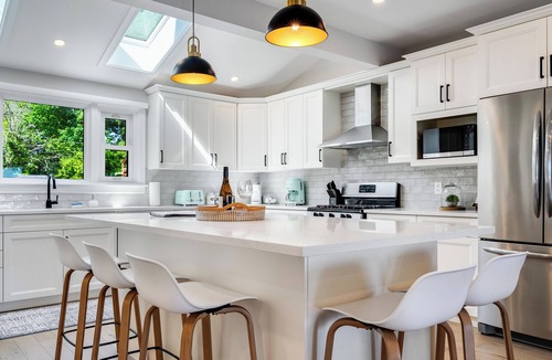 Kingsville House | Lakefront Luxury | Pool, Hot Tub, Wine Route