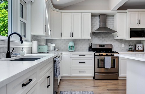 Kingsville House | Lakefront Luxury | Pool, Hot Tub, Wine Route