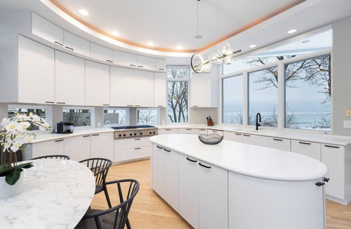 Union Pier House | Lakefront Luxury, Private Beach & Pool, Tennis