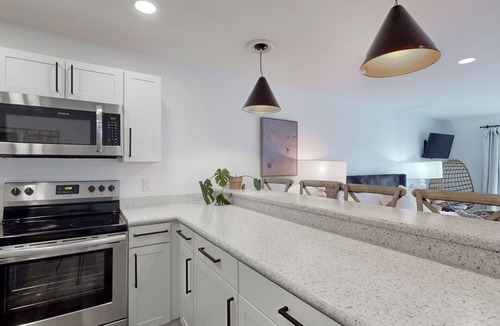 Dundee Apartment | Lakefront retreat at out stylish studio apartments!