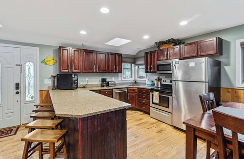 Oxbow House | Lakefront Retreat-Huge Deck-Free Kayaks & Pedal Boat-Pet Friendly!