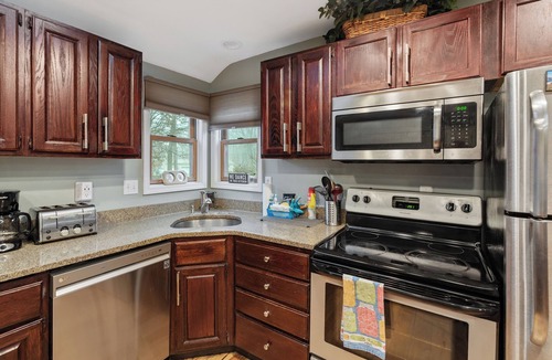 Oxbow House | Lakefront Retreat-Huge Deck-Free Kayaks & Pedal Boat-Pet Friendly!