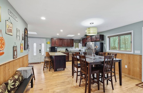 Oxbow House | Lakefront Retreat-Huge Deck-Free Kayaks & Pedal Boat-Pet Friendly!
