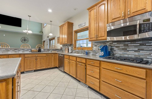 Kent County House | Lakefront W/Private Beach, Pool, Hot Tub, Golf Simulator, Projector, Bar & more