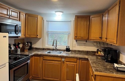 Ludington Cottage | Lakeshore Cabana 2-bedroom cottage with AC in charming Ludington