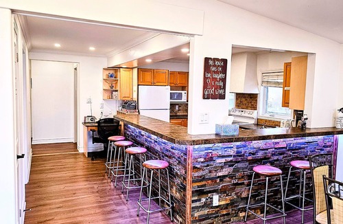 Bowmanville Cottage | Lakeside Dreams: Retreat with Stunning Views, private Beach Access
