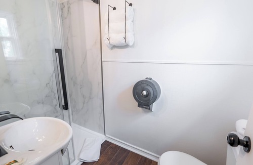 Lambton Shores Apartment | Lakeside Motel #15 | Near Ipperwash Beach | Free Parking & WiFi