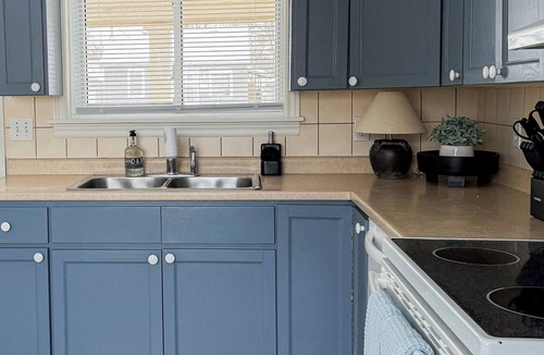Lambton Shores Apartment | Lakeside Motel #6 | Near Ipperwash Beach | Free Parking & WiFi