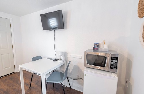 Lambton Shores Apartment | Lakeside Motel #4 | Near Ipperwash Beach | Free Parking & WiFi