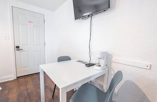 Lambton Shores Apartment | Lakeside Motel #4 | Near Ipperwash Beach | Free Parking & WiFi