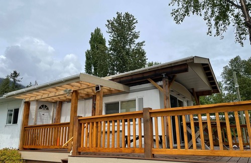 Nelson House | Lakeview home with cozy bedrooms, comfy furniture & beautiful views of lake.